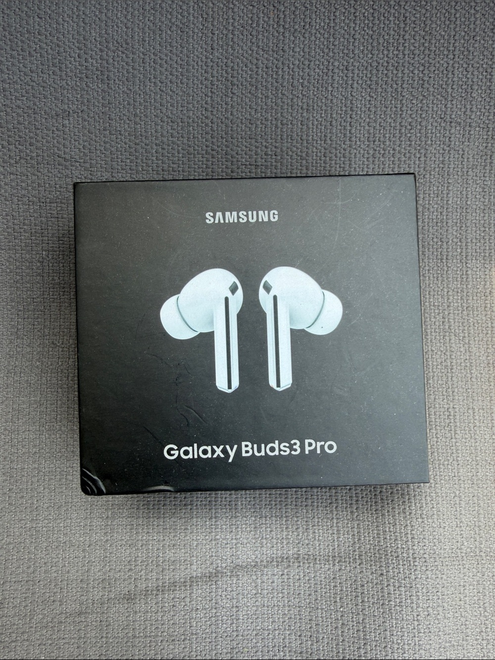 Samsung Galaxy Buds3 Pro - Black Box with White Earbud Image